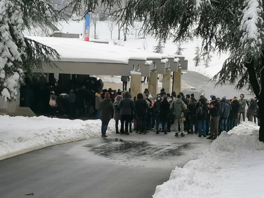 Suze i muk na groblju zbog smrti jutjuberke: Kikina majka i sestra nose njenu sliku (FOTO/VIDEO)