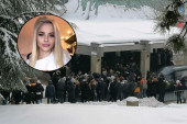 Potresne scene sa sahrane Kristine Kike Đukić: Majka jedva stoji, fanovi pristižu u suzama (FOTO/VIDEO)
