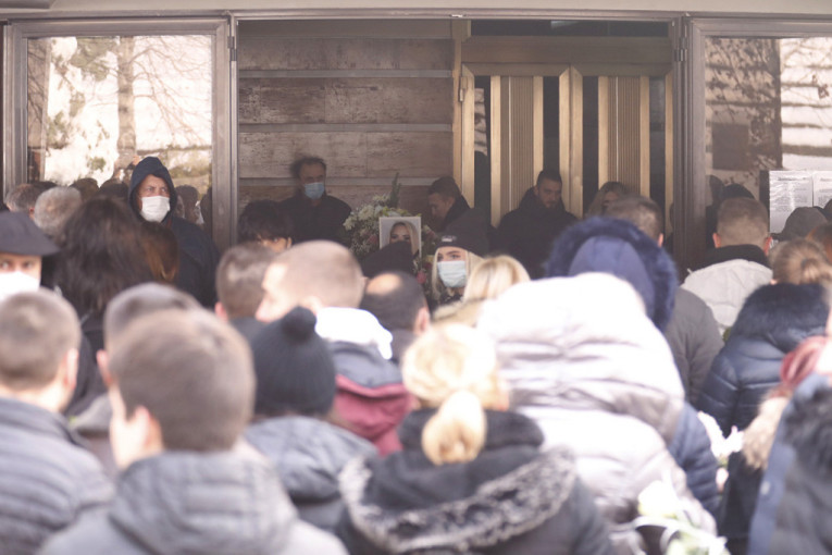 Suze i muk na groblju zbog smrti jutjuberke: Kikina majka i sestra nose njenu sliku (FOTO/VIDEO)