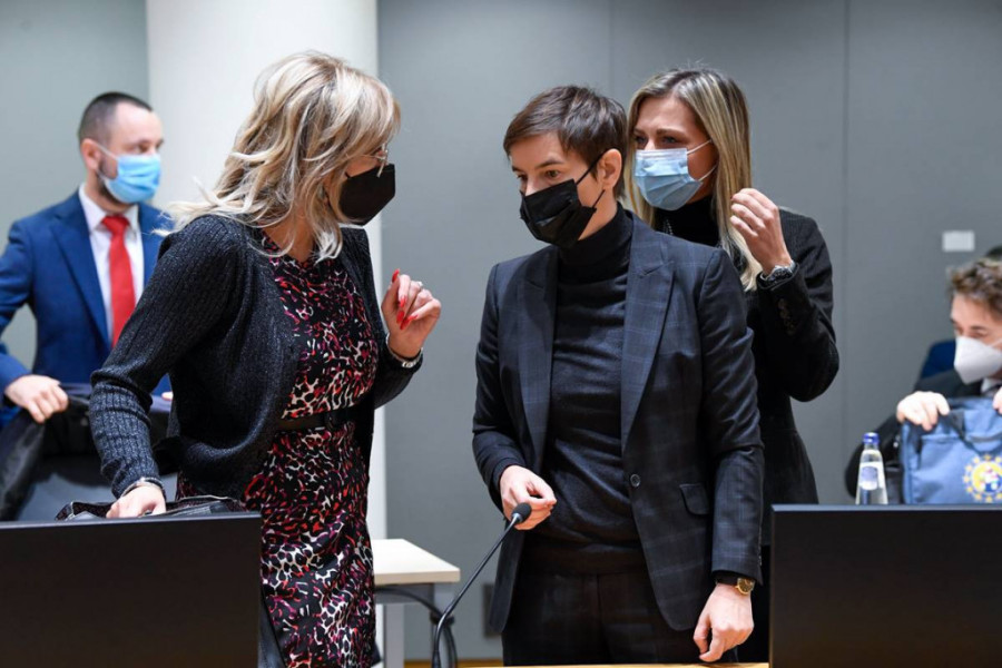 Pregled godine: Ustoličenje pod puškama, barikade, investicije, oproštaj od velikih ljudi