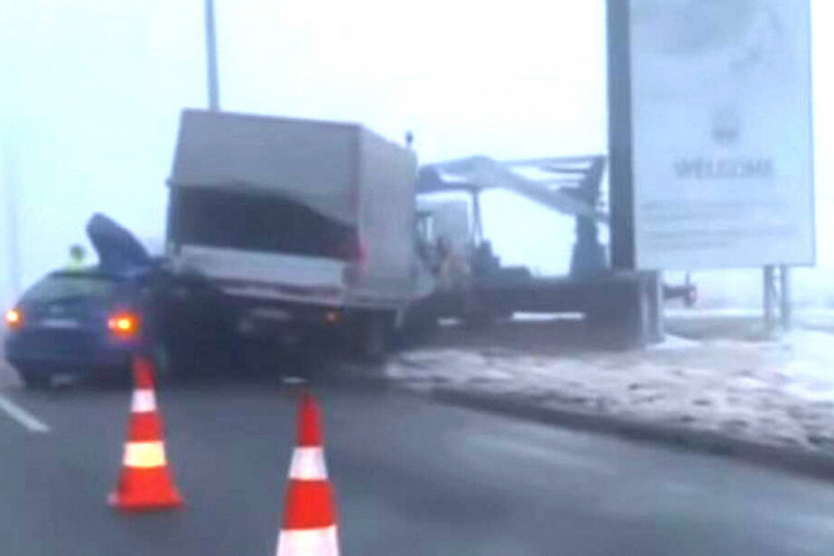 Jeziva nesreća u Novom Sadu: Automobilom podleteo pod kamion!  (VIDEO)