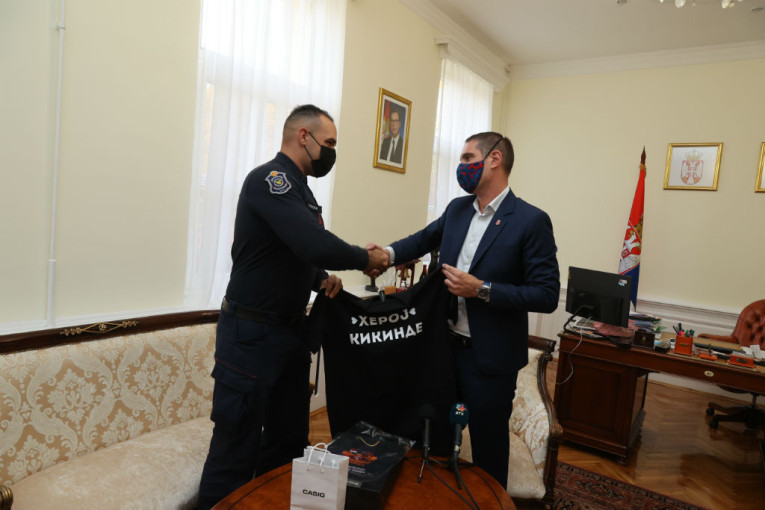 24SEDAM KIKINDA Gradonačelnik primio i nagradio Aleksandra Taleskog, vatrogasca-spasioca i heroja