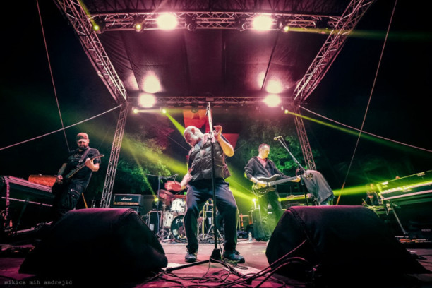 Žestoka svirka za Novu godinu: Deset rok zvezda i alternativnih bendova