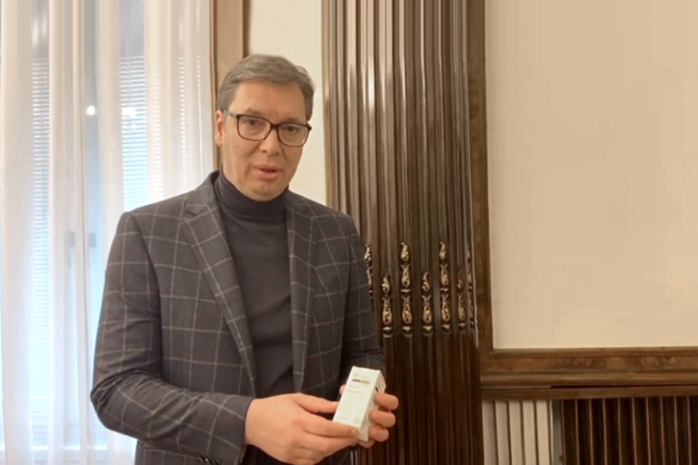 Vučić saopštio sjajne vesti: "Ovo što držim u ruci je novi lek protiv korone!" (FOTO)