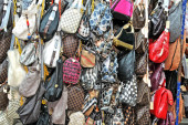 Žene obožavaju "Luj Viton" torbe: Evo kako da razlikujete original od kopije (FOTO)
