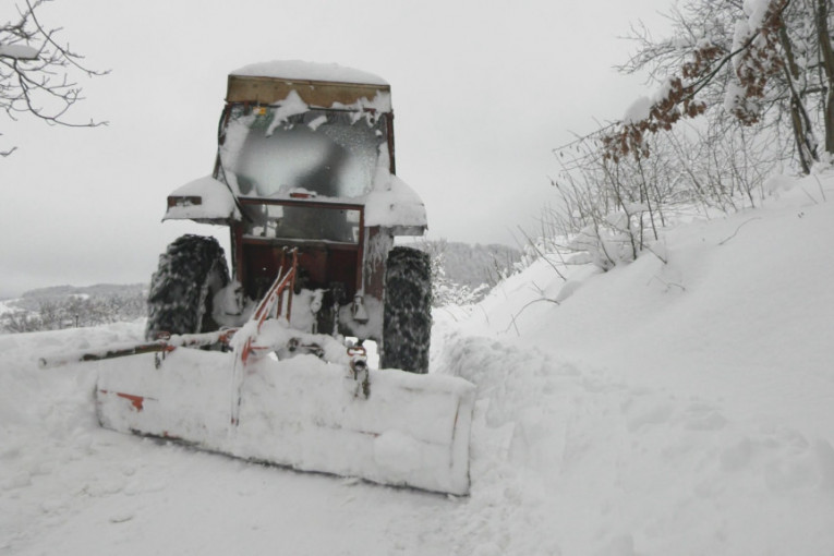Bageri se ne gase! Borba sa snežnim blokadama u Zapadnoj Srbiji traje: Više sela konačno dobilo struju