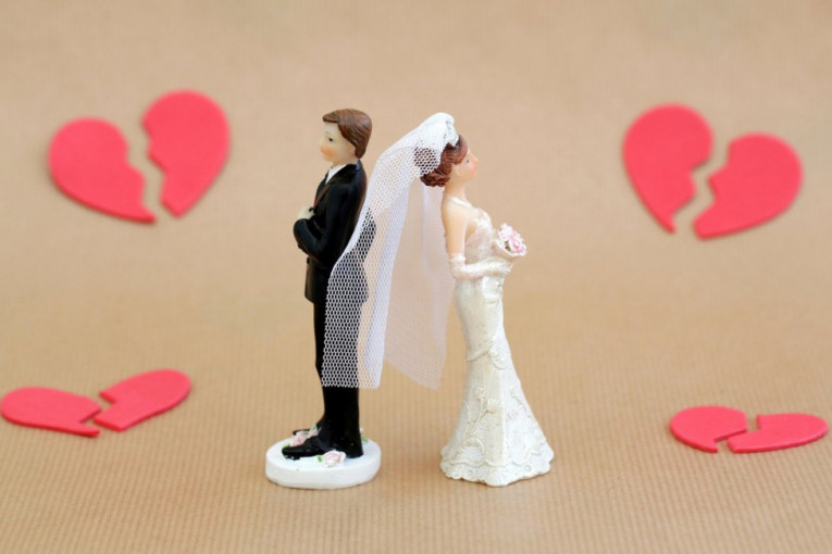 U većini zemalja nesrećni parovi mogu odmah da pribegnu dobrom starom razvodu, ali ne i u ovoj