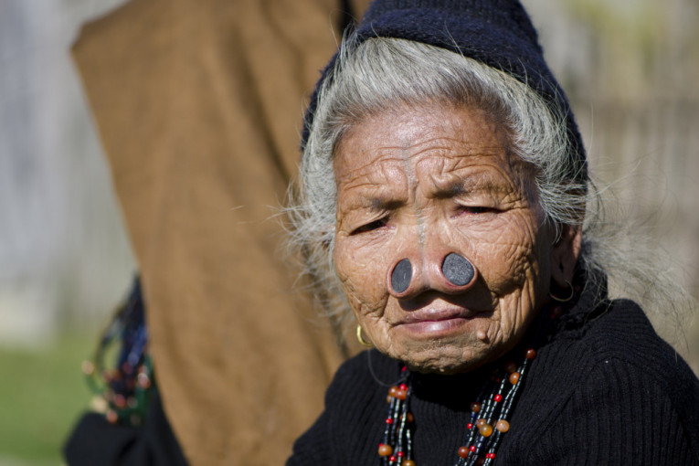 Upoznajte Apatani, pleme poznato po velikim čepovima za nos i tetovažama na licu