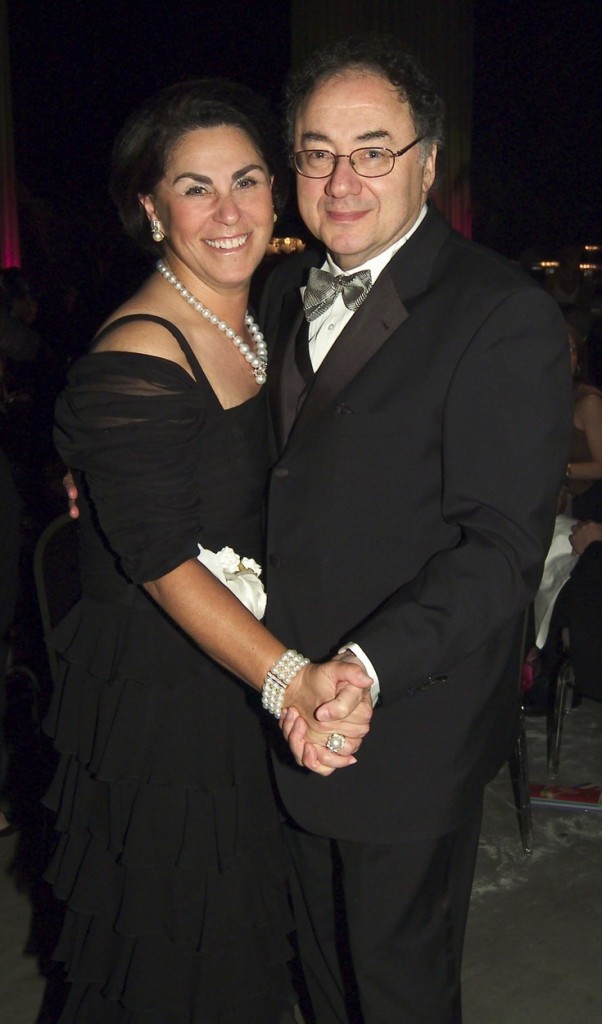 Milijarder i njegova žena pronađeni obešeni kraj bazena: Policija je sada objavila snimak koji bi mogao da reši slučaj (VIDEO)