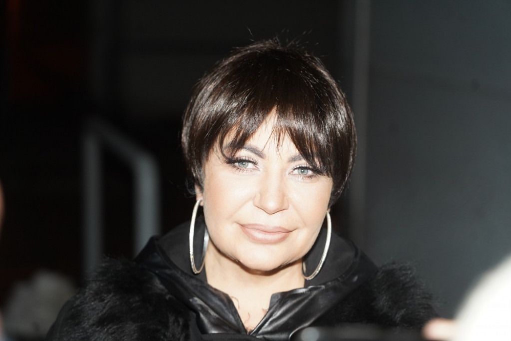 Nova Stoja! Pevačica više ne izgleda isto, prepolovila se i drastično promenila frizuru (FOTO)