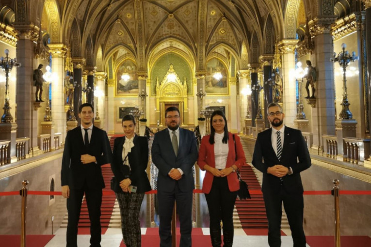 Poslanička grupa prijateljstva sa Mađarskom u poseti Parlamentu Mađarske (FOTO)
