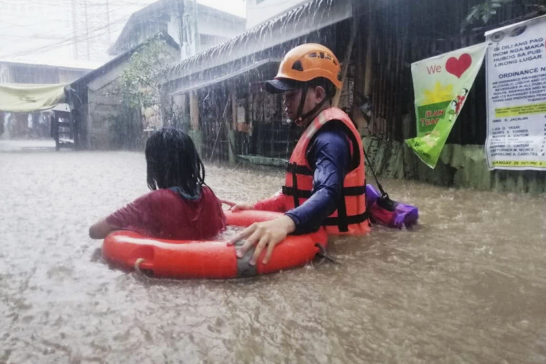 Udari vetra preko 300 kilometara na sat, desetine hiljada ljudi evakuisano: Supertajfun pustoši Filipine (FOTO/VIDEO)