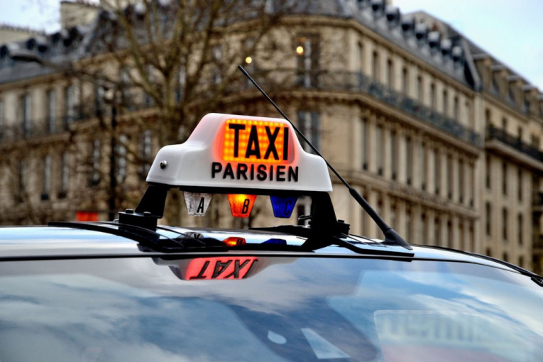 Vodeća taksi kompanija iz Pariza obustavila korišćenje "Tesla" vozila zbog udesa