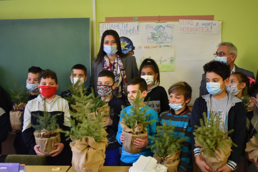 Zamenjeni kotlovi u školi i vrtiću u Opovu, Vujović: Đaci će sada imati zdraviju životnu sredinu