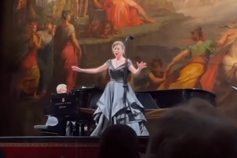 Operska diva je pevala ariju, kada je mladić iz publike "pustio glas", njena reakcija oduševila je sve (VIDEO)
