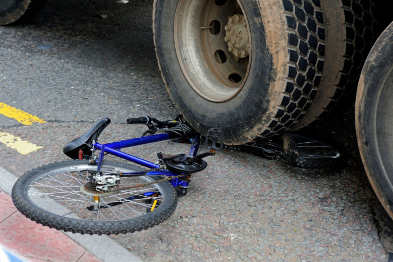Pijan za volanom kamiona pokosio biciklistu, pa telo pokrio kukuruzovinom i pobegao! Tužilac traži sedam godina robije