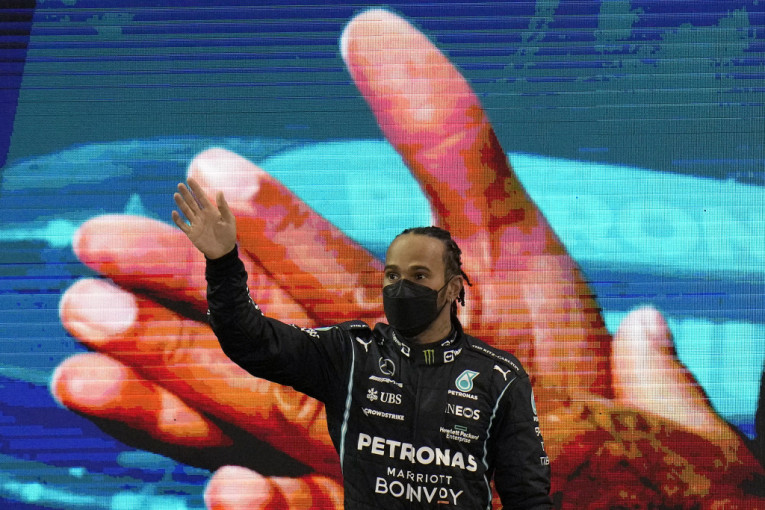 Hamilton završava karijeru? Prvi čovek Mercedesa zaprepastio ceo svet (VIDEO)
