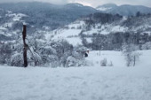 Četvrti dan odsečeni od sveta: Sneg im zavejao puteve do bolnice, meštani novovaroškog sela vape za pomoć