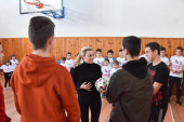 Mališani iz Goraždevca i Štrpca dobili sportsku opremu (FOTO)