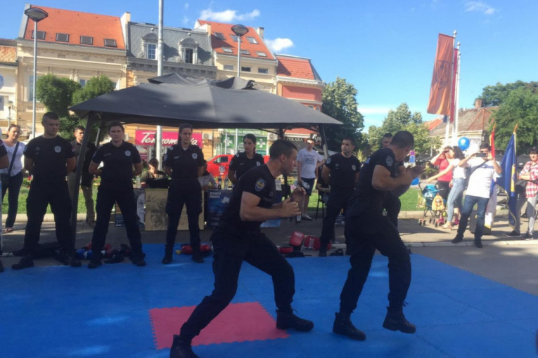 24SEDAM POŽAREVAC Policija prezentovala svoj rad na Trgu Oslobođenja