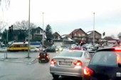 Mrzelo ga da čeka: Bahati vozač u Zemunu jednim potezom razbesneo celu kolonu (VIDEO)