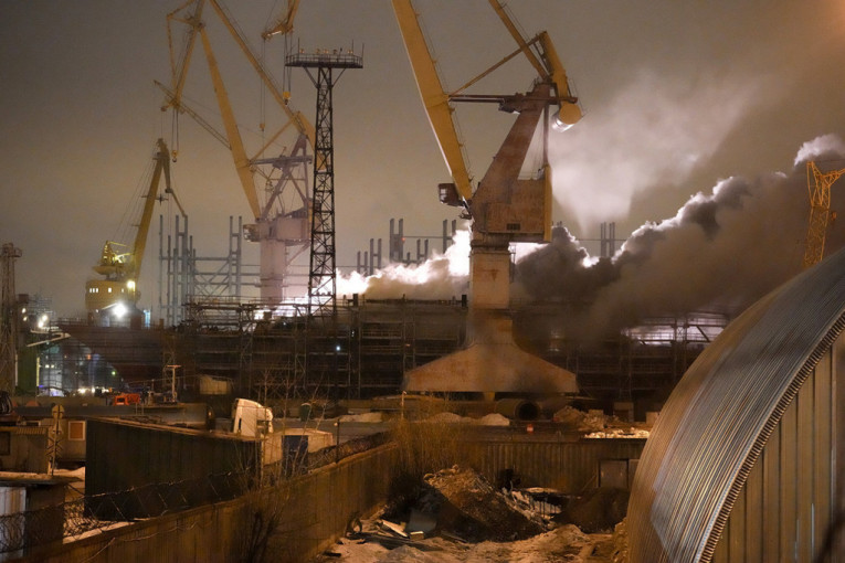 Jeziv požar u ruskom brodogradilištu: Gori korveta u izgradnji, ima povređenih! (FOTO/VIDEO)