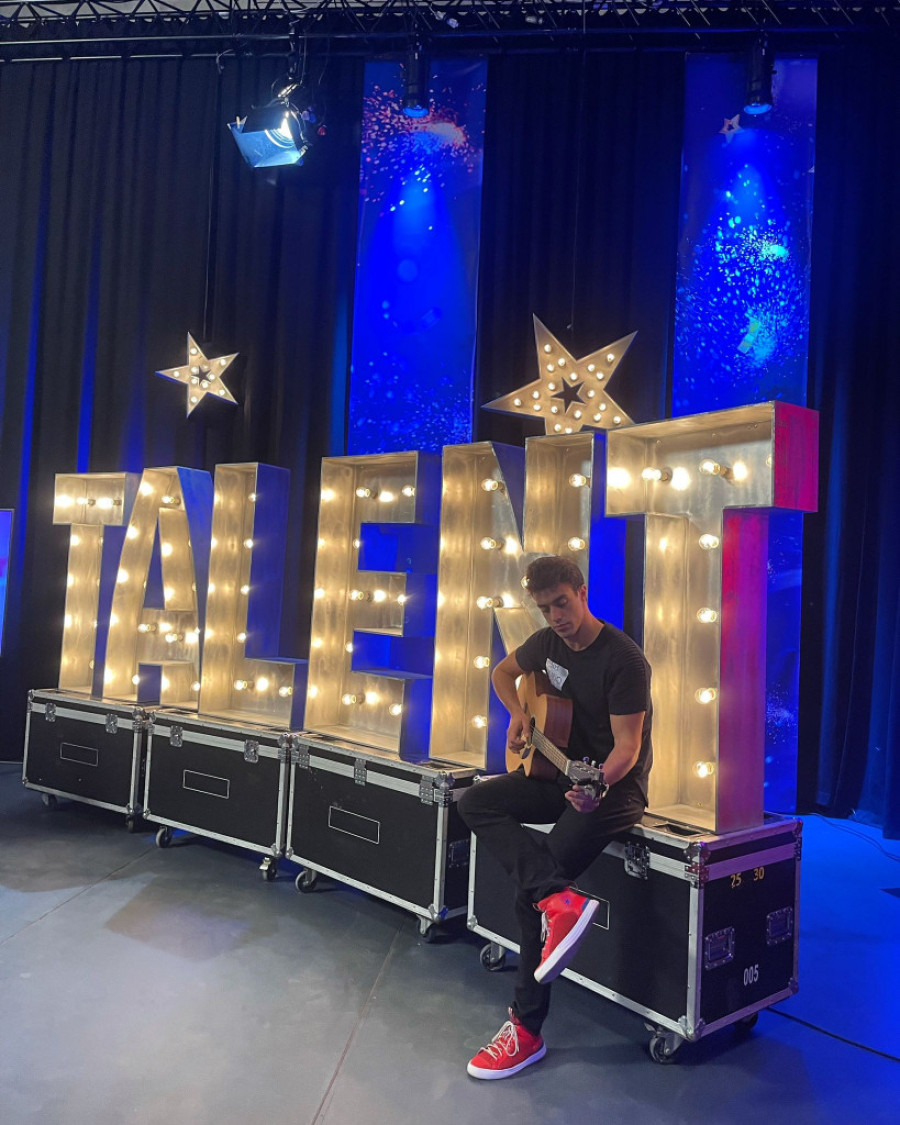 Od svetskih kruzera do takmičenja „Slovenija ima talenat“: Šarmantni Leskovčanin u pohodu na regionalnu muzičku scenu (VIDEO)