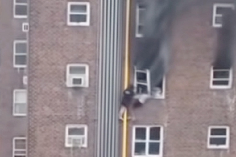 Snimak koji je potresao javnost: Borba tinejdžera za goli život u grotlu zapaljene zgrade na Menhetnu (VIDEO)
