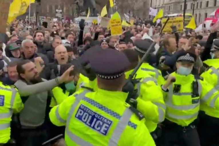 Protest ispred britanske vlade: Antivakseri bacali pivo i baklje na policiju, ima povređenih (FOTO/VIDEO)