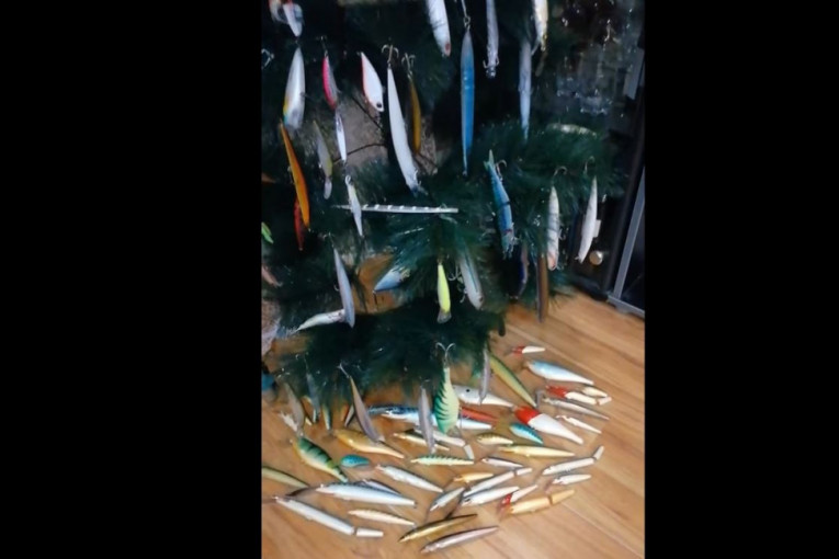 "Jelka je bar jednom okićena kako treba": Pecaroš objasnio kako se ukrašava novogodišnje drvo (VIDEO)