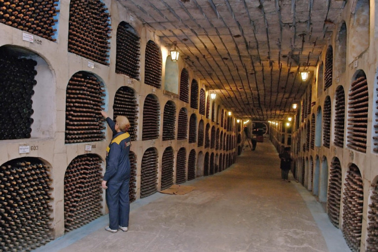Neverovatan vinski podrum koji se proteže na 200 kilometara, čuva rekordnih 2 miliona boca i može se obići samo automobilom