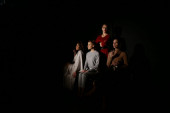 Tragikomična priča o životu tri sestre nakon smrti majke: Predstava „Sećanje vode“ premijerno u Teatru Vuk (FOTO)
