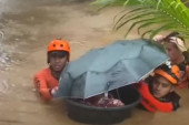 Bebu nosili u lavoru i štitili je kišobranom: Spasioci se herojski izborili sa strašnim tajfunom i izbavili dete iz bujice (VIDEO)
