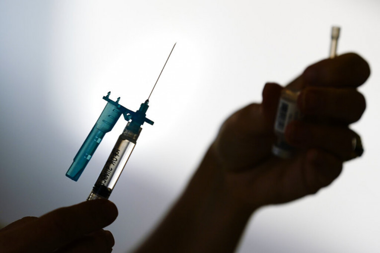 Britanija prva odobrila bivalentnu vakcinu protiv koronavirusa