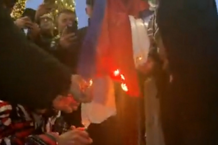Pravili incidente na protestu u Tirani: Uhapšeni ekstremisti koji su palili srpsku zastavu!