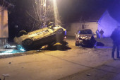 Teška saobraćajna nesreća u Subotici: Vatrogasci jedva izvukli zarobljenog putnika, vozilo završilo na krovu!