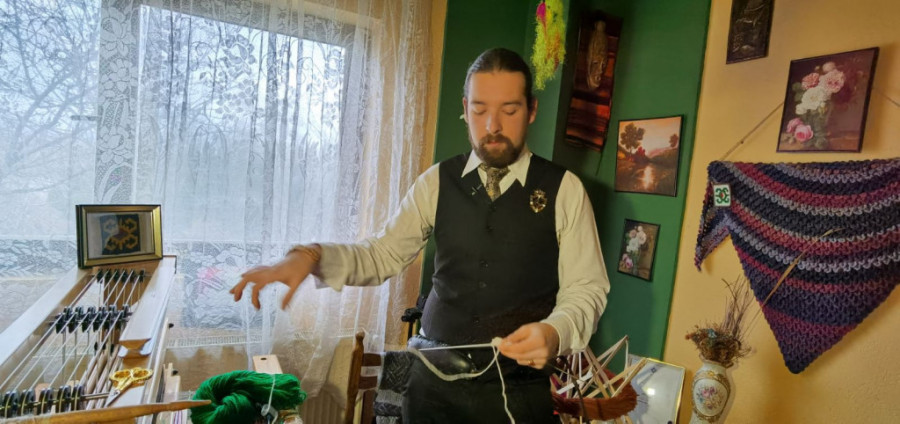 David život posvetio pletenju, a ispleo džemper za Tamaru Vučić: Pleo sam ga 230 sati, skoro da nisam ni spavao (FOTO)