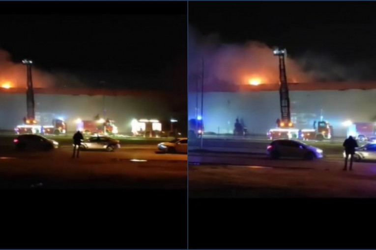 Bukti požar u Novom Sadu: Gori hipermarket, vatrogasci i policija na terenu (FOTO/VIDEO)