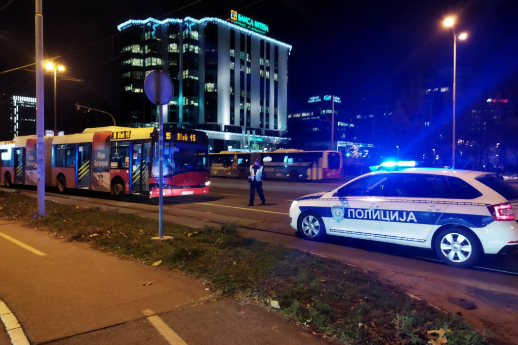 Udes na Novom Beogradu: Sudar automobila i autobusa, od siline udarca putnici popadali (FOTO)