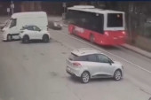 Kamere zabeležile jeziv sudar na Starom Sajmištu: Uleteo u krivinu, pa direktno udario u autobus (VIDEO)