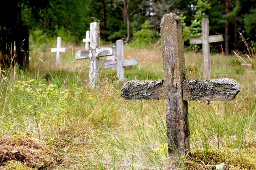 Policija proverava grobove u Keniji zbog sumnje u kultno samoubistvo: Verovali da će otići u raj ako umru od gladi!
