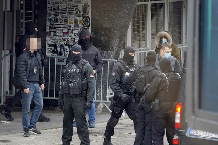 "Da je prišla bliže, morali bismo i nju": Jeziva scena u Surduku - komšinica htela da vidi šta pali Belivuk, pa umalo nije stradala!