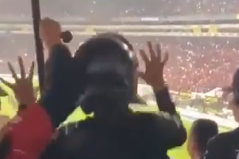 Ludnica na tribinama u Meksiku: Policajac pod punom opremom skakao i pevao sa navijačima (VIDEO)