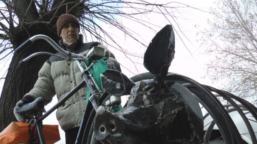 Rešena misterija čačanske skulpture u obliku praseta, oglasio se idejni tvorac: Ovo je za ljubitelje dobrog zalogaja i masnih brkova (FOTO)