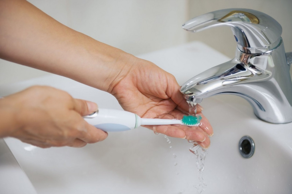 Ako nakon pranja četkicu za zube ispirate samo vodom, činite veliku grešku