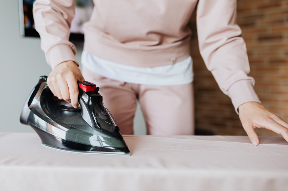 Iscureo vam je vosak od sveće? Ne brinite, jedan trik sa peglom ga skida bez imalo muke