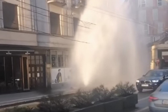 Pukao hidrant u Makenzijevoj ulici: Vračarci imali buđenje kakvo sebi ni leti ne bi poželeli (FOTO)