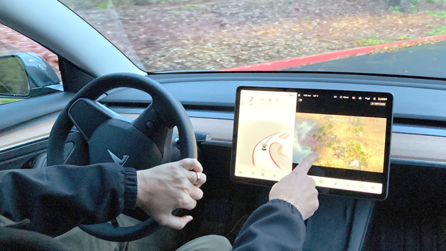 Suluda saobraćajna pravila: Zabranjeno voziti prljav automobil, sa povezom preko očiju, ali i crni automobil nedeljom