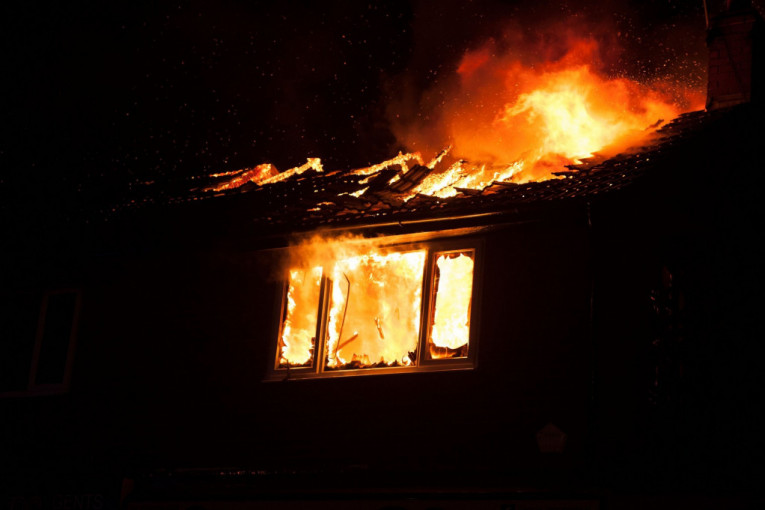 Jedno lice stradalo u požaru kod Sremske Mitrovice: Izgoreo stan!