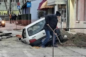 Incident u Dositejevoj ulici: Asfalt "progutao" automobil u Kraljevu (FOTO)